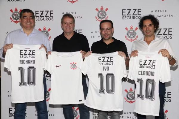 Gilberto Corazza, superintendente de negócios do Corinthians, com represetantes da EZZE.(Imagem:José Manoel Idalgo)