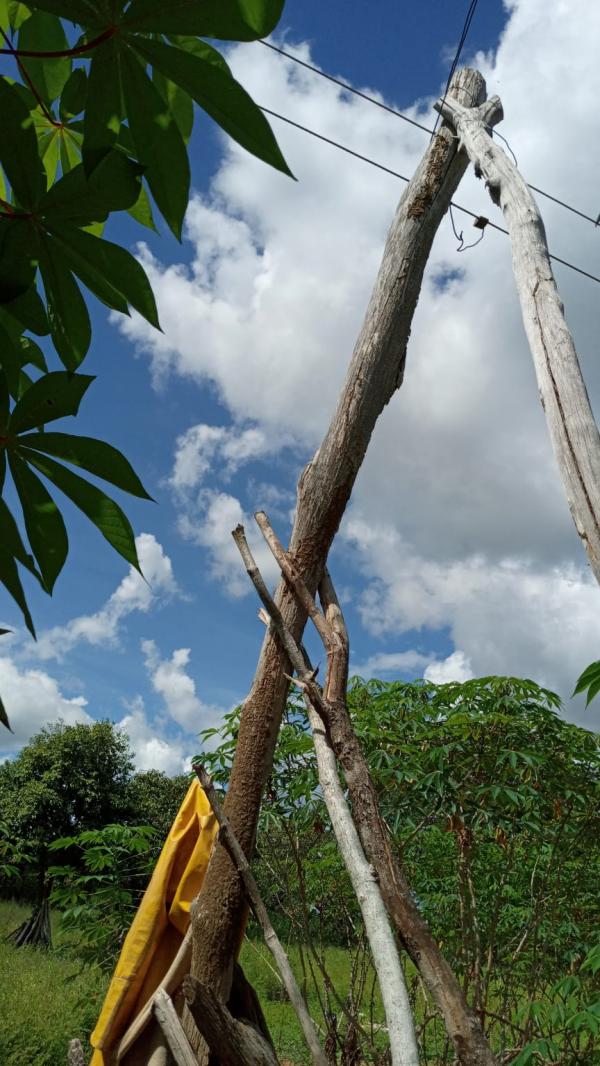 O poste passa bem perto da casa da moradora, oferecendo riscos. (Imagem:Divulgação)