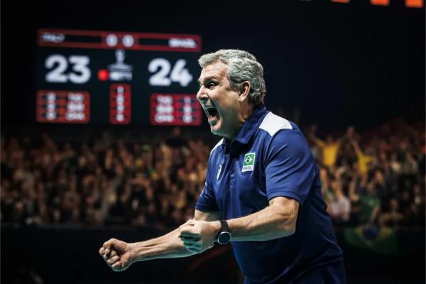  Zé Roberto festeja ponto do Brasil contra a Itália.(Imagem:Divulgação/FIVB )