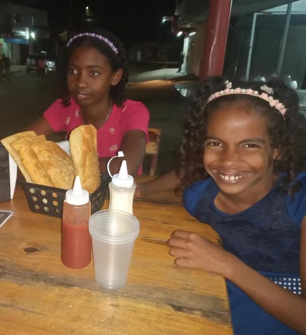  Ana Ketlelly, de 11 anos, e Eduarda Kemylly, de 9 anos, morreram afogadas no Rio Parnaíba.(Imagem: Arquivo Pessoal/Raidon Viveiros )