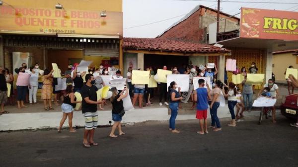 Familiares e amigos de mulher morta a facadas pela vizinha fazem protesto e pedem justiça(Imagem:Reprodução)