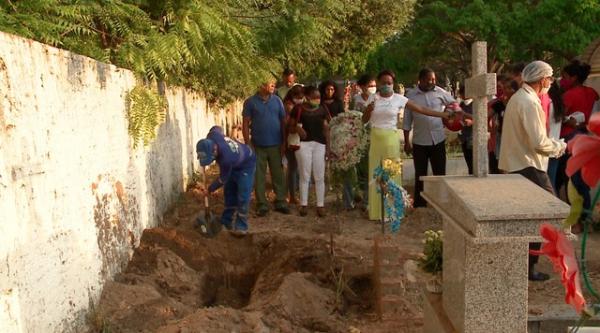 Sepultamento da criança aconteceu em um cemitério no bairro Renascença, Zona Sudeste de Teresina.(Imagem:Reprodução /TV Clube)
