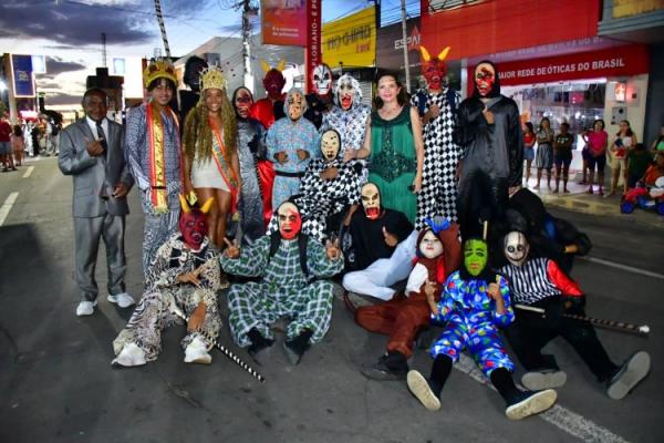 Desfile de escolas de samba e shows na beira-rio marcam o último dia do Carnaval de Floriano.(Imagem:Secom)