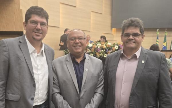 Vereador Danillo Martins, professor Paulo Borges, reitor do IFPI e professor Odimógenes, pró-reitor de ensino do IFPI Floriano.(Imagem:Reprodução/Instagram)