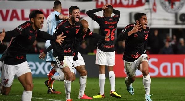 Estudiantes x Athletico: comemoração do gol de Vitor Roque.(Imagem:Staff Images / CONMEBOL)