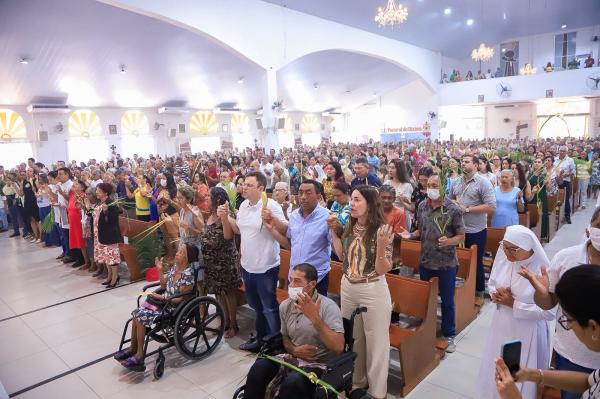 Joel Rodrigues e Margarete Coelho participam do Domingo de Ramos no bairro Dirceu(Imagem:Ascom)