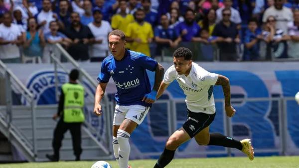 Cruzeiro e Grêmio fizeram primeiro tempo parelho, mas Raposa foi melhor.(Imagem: Gilson Lobo/AGIF)