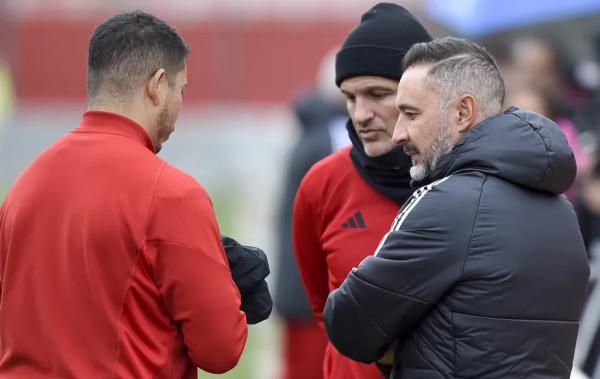 Vítor Pereira conversa com diretor Bruno Spindel.(Imagem:Flamengo)