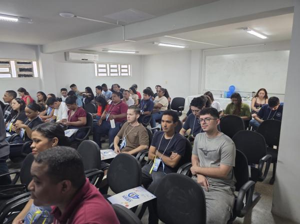 Uespi re&uacute;ne estudantes em atividades de divulga&ccedil;&atilde;o cient&iacute;fica para programa&ccedil;&atilde;o especial pelo Dia da F&iacute;sica em Teresina.(Imagem:Vitor Gaspar)