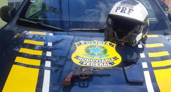 Polícia Rodoviária Federal apreendeu arma e celular roubado em Teresina.(Imagem:Divulgação/PRF-PI)