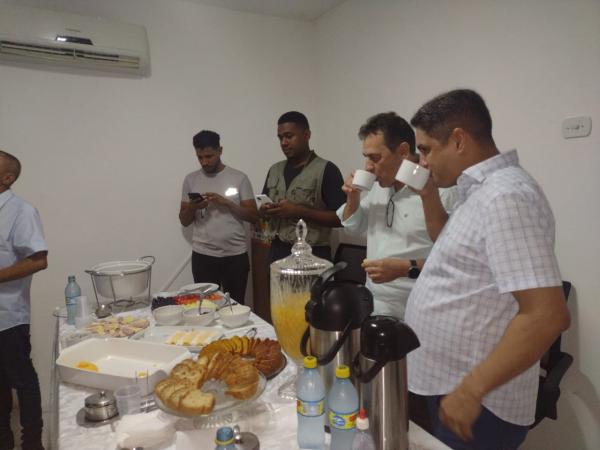  Coletiva de imprensa no gabinete do deputado Dr. Marcus Vinícius destaca valorização da comunicação em Floriano. (Imagem:FlorianoNews)