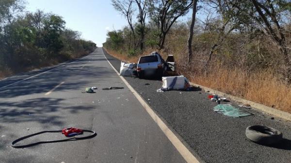 Corpos das vítimas ficaram presos às ferragens do carro na BR-230, em Oeiras, Sul do Piauí.(Imagem:Divulgação/PRF)