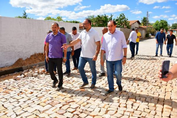  Vereadores de Floriano acompanham visita a obras em andamento na cidade.(Imagem:CMF)