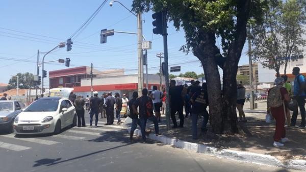 Artistas realizam protesto e interditam Avenida Frei Serafim em Teresina.(Imagem: Divulgação)