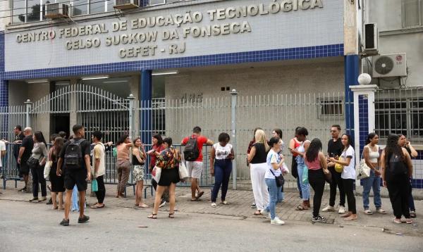 Estudantes aguardam abertura dos port&otilde;es no segundo dia do Exame Nacional do Ensino M&eacute;dio (Enem), no Cefet Maracan&atilde;, na zona norte do Rio de Janeiro.(Imagem:Tomaz Silva/Ag&ecirc;ncia Brasil)