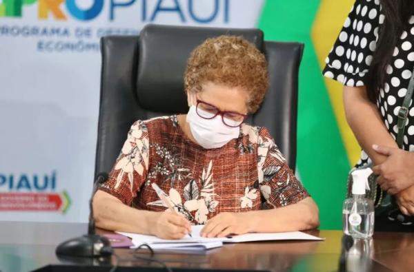 Governadora do Piauí em exercício, Regina Sousa (PT), assina termo para construção da Casa da Mulher Brasileira.(Imagem:Divulgação/ Ascom)