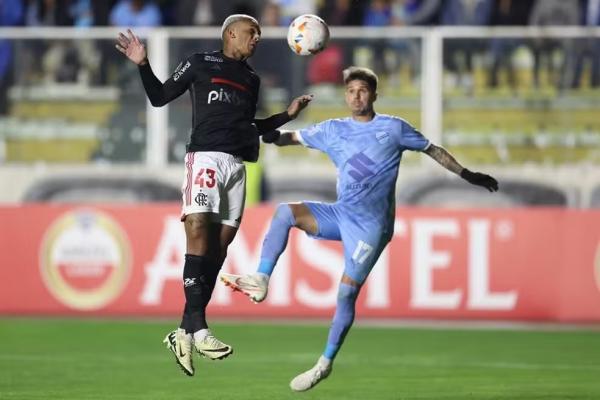 Flamengo não conseguiu ficar com a bola contra o Bolívar.(Imagem:LUIS GANDARILLAS / EFE)