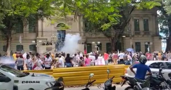 PM usa balas de borracha para dispersar manifestantes em Teresina(Imagem:Reprodução)