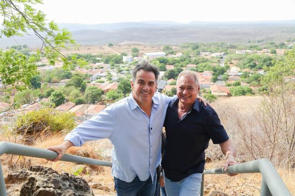 Prefeito agradece a Ciro Nogueira ao entregar obra com imagem de Jesus Cristo (Imagem:Ascom)