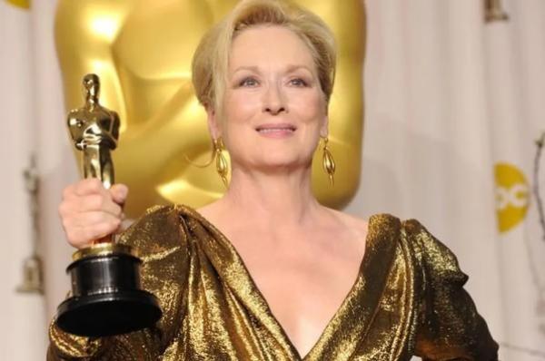 A atriz Meryl Streep com um dos três Oscar vencidos por ela (Imagem:Getty Images)