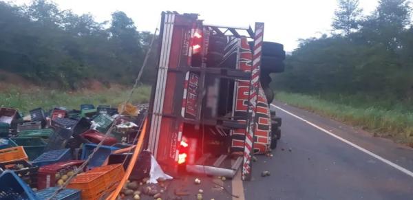 Caminhão tomba após desviar de buraco na pista e deixa BR-316 bloqueada, no Piauí.(Imagem:Polícia Rodoviária Federal)