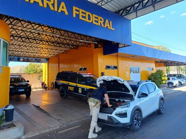 Motorista faz ultrapassagem proibida com carro furtado é flagrado e preso(Imagem:Divulgação)