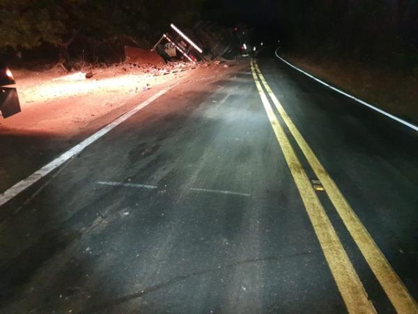 Uma parte da rodovia precisou ser interditada para evitar novos acidentes, no sul do Piauí.(Imagem:Divulgação/PRF)