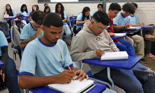 Programa Pé-de-Meia. Alunos da escola CED619 da Samambaia.(Imagem:Antônio Cruz/Agência Brasil© ANTÔNIO CRUZ/AGÊNCIA)