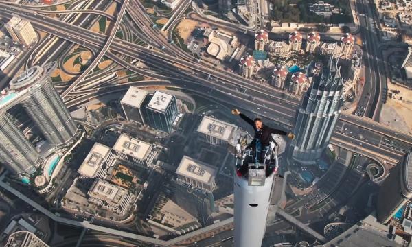 Will Smith sobe no topo do Burj Khalifa(Imagem:Reprodução)