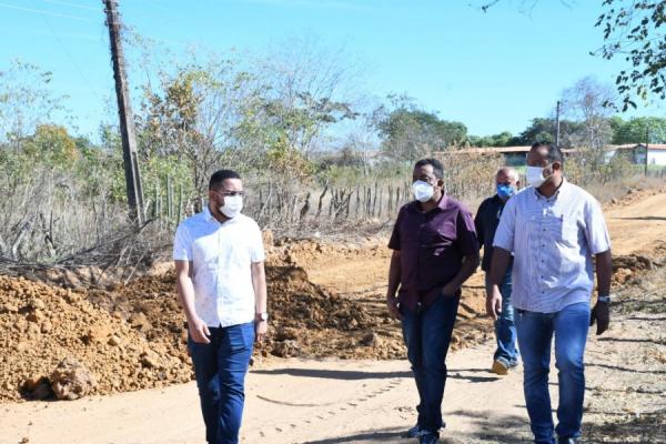 Prefeito Joel visita obras de recuperação de estradas na comunidade Saco(Imagem:SECOM)