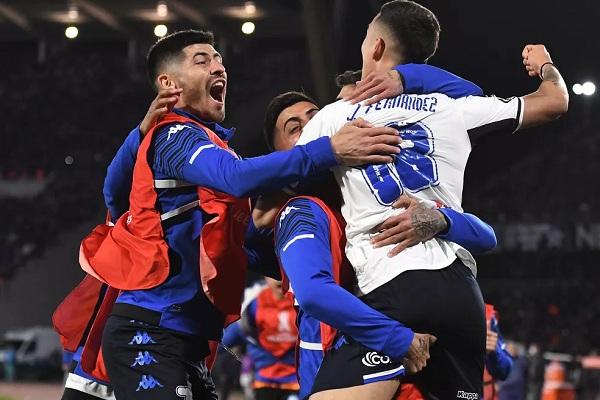 Reservas do Vélez comemoram gol de Julián Fernández.(Imagem:Getty Images)