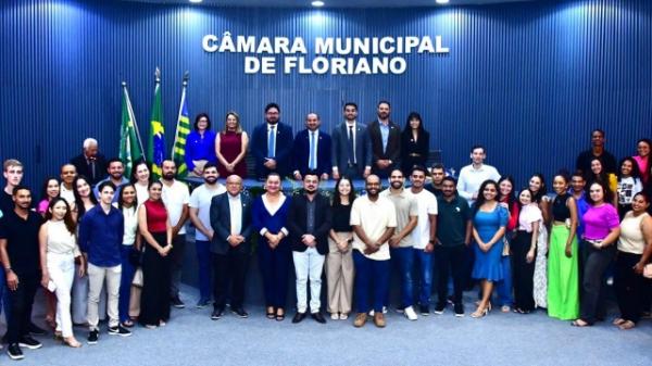 Sessão solene comemora os 60 anos de regulamentação da Administração no Brasil.(Imagem:CMF)