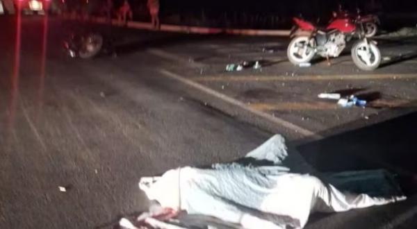 Uma colis&atilde;o frontal entre duas motocicletas deixou um homem morto e outros dois feridos na noite de sexta-feira (9), em Uni&atilde;o, cidade a 50 km de Teresina. A informa&ccedil;&atilde;o foi confirm(Imagem:Divulga&ccedil;&atilde;o / PM)