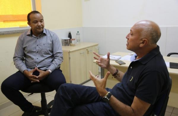 Vereador de Floriano, Ancelmo Jorge, e o deputado Warton Lacerda discutem jogos da série C em Floriano.(Imagem:André Luís/Altos)