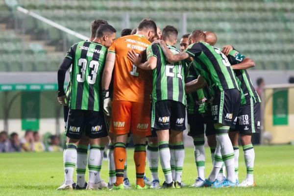 Titulares do América-MG se reúnem no gramado, antes de jogo contra o Botafogo.(Imagem:Fernando Moreno/AGIF)