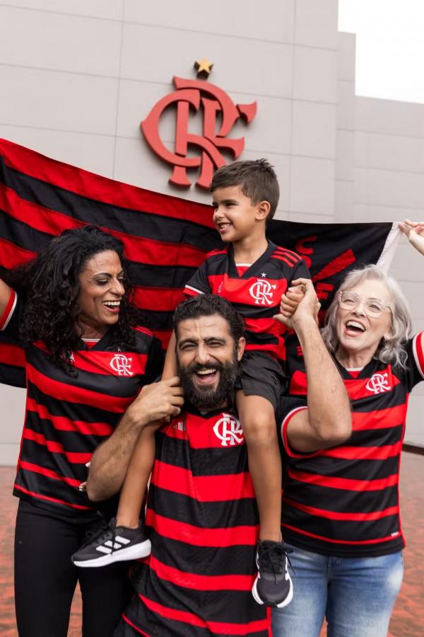 A camisa nova do Flamengo para todas as gerações.(Imagem: Divulgação/Adidas)