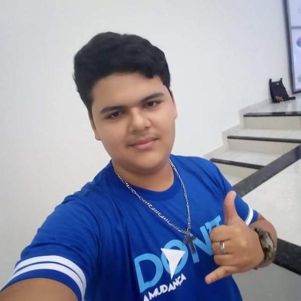 Luigi Nascimento Sousa Sodré, de 15 anos, morreu após descarga elétrica por celular ligado à tomada no PI.(Imagem:Reprodução/Facebook)