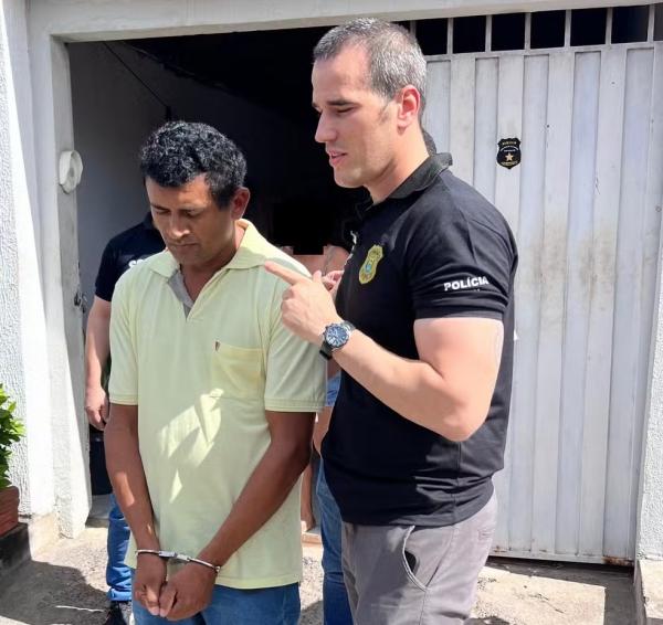 Delegado Matheus Zanatta com Raimundo Nonato, preso suspeito do crime de trânsito que deixou três mortos em Teresina.(Imagem:SSP / PI)