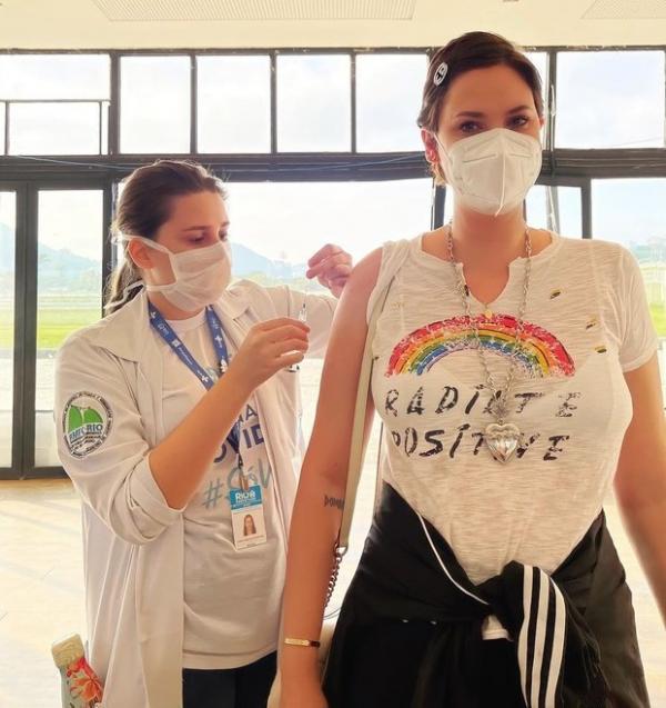 Mayana Moura é vacinada contra a Covid-19.(Imagem:Reprodução/Instagram)