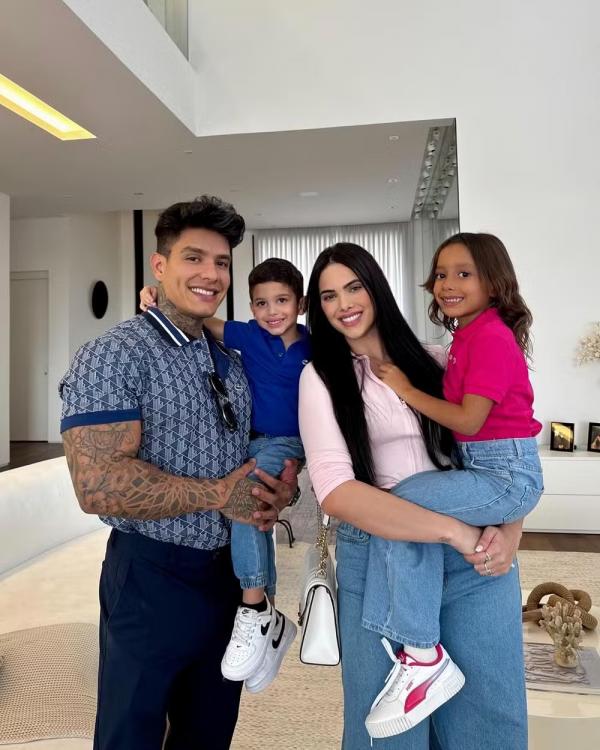 Emily Garcia e Victor Igoh com os filhos Miguel e Tina.(Imagem:Reprodução/ Instagram)