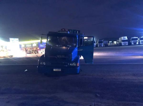 Colisão entre caminhão e carro deixa dois feridos na BR-230, em Oeiras.(Imagem:Divulgação /PRF-PI)