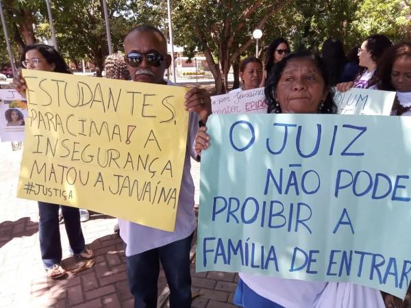 Adão Bezerra e Maria do Socorro, pai e mãe de Janaína Bezerra, respectivamente.(Imagem:Antônio Fernandes / g1 PI)