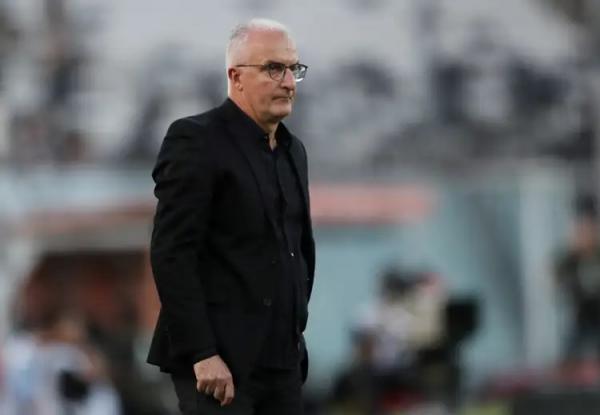 Dorival Júnior, treinador do São Paulo, aparece como o mais cotado para assumir o comando da seleção brasileira.(Imagem:Reuters/Ivan Alvarado/Direitos Reservados)