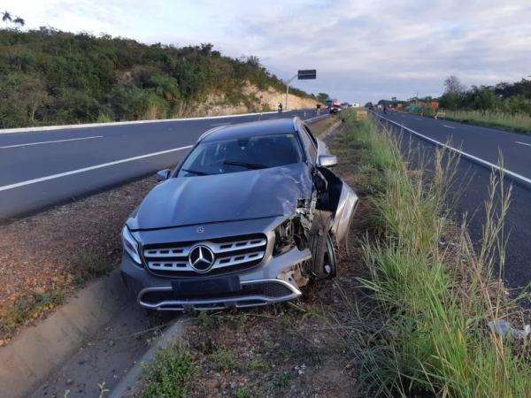 Carro de luxo colide com moto e homem morre na BR-316, em Teresina.(Imagem:Divulgação/PRF)