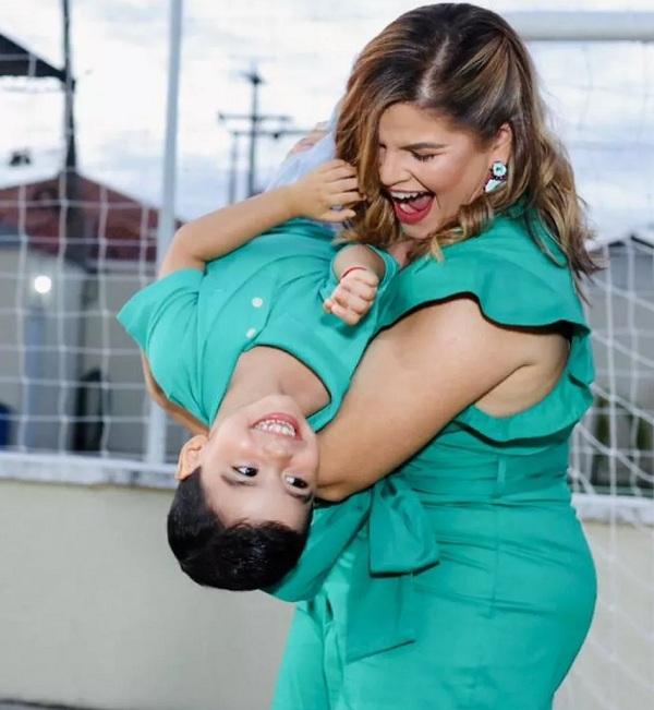 Daniel e a mãe, piauiense é uma das nove crianças no Brasil que receberam diagnóstico de doença rara.(Imagem:Reprodução/ Sabrina Melo)