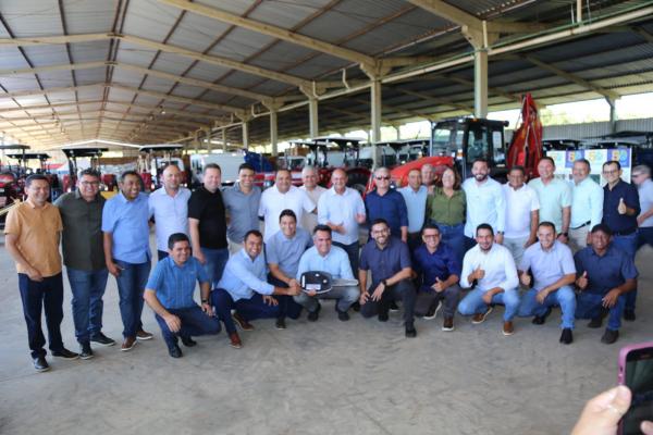 Ciro realiza entrega de equipamentos agrícolas com diversos prefeitos.(Imagem:Ascom)