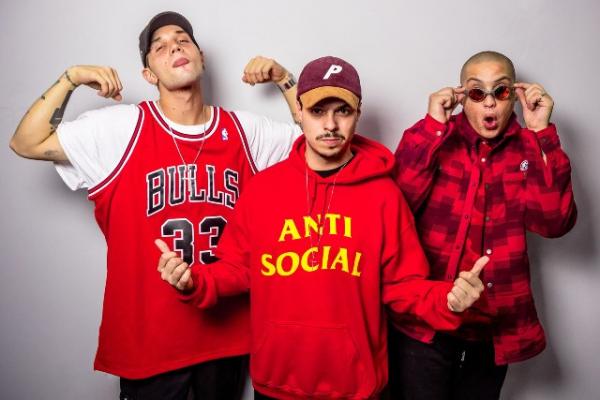 Trio de rap Costa Gold tenta emplacar fusão de MPB com trap em disco dividido em duas cores.(Imagem:Felipe Vieira)