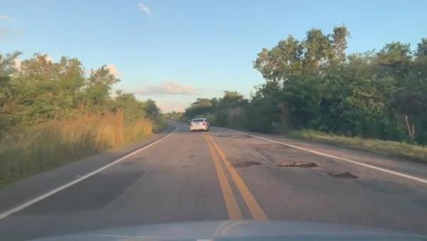 Buracos oferecem risco aos motoristas.(Imagem:Arquivo ClubeNews)