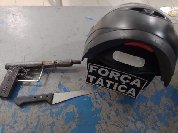 Arma caseira e faca encontradas com os suspeitos.(Imagem:Reprodução/Instagram)