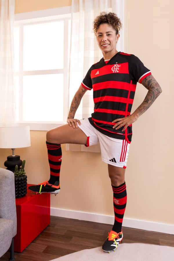 Cristiane com a nova camisa do Flamengo.(Imagem: Divulgação/Adidas)